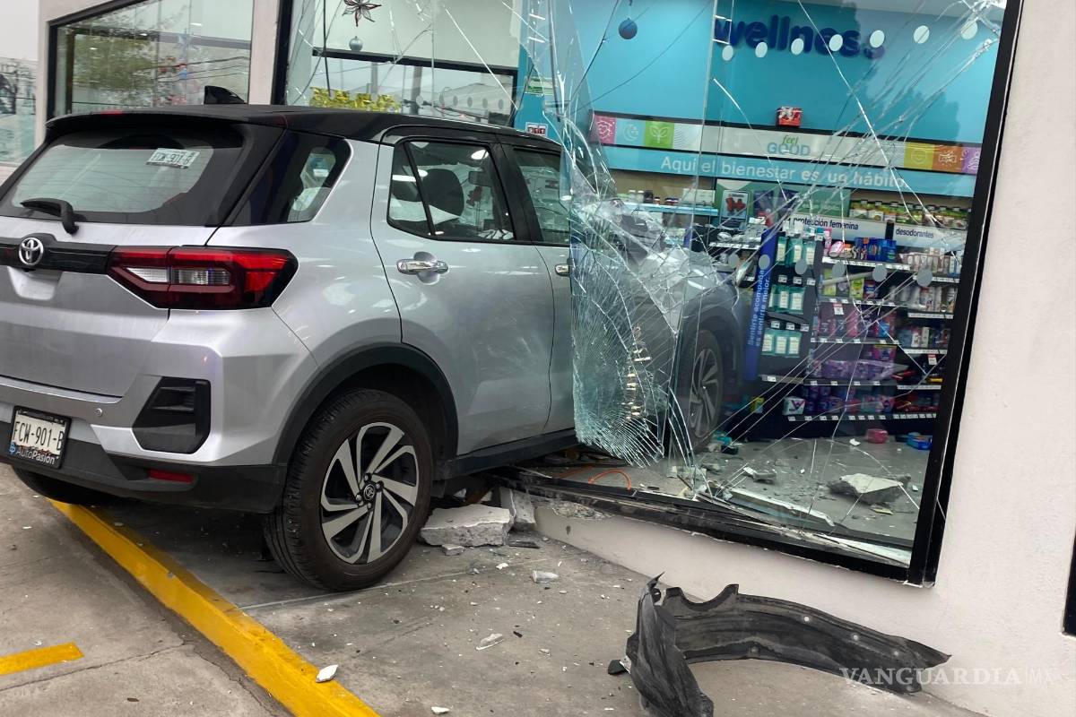 Entra con todo y coche a farmacia; falló el coche, dice