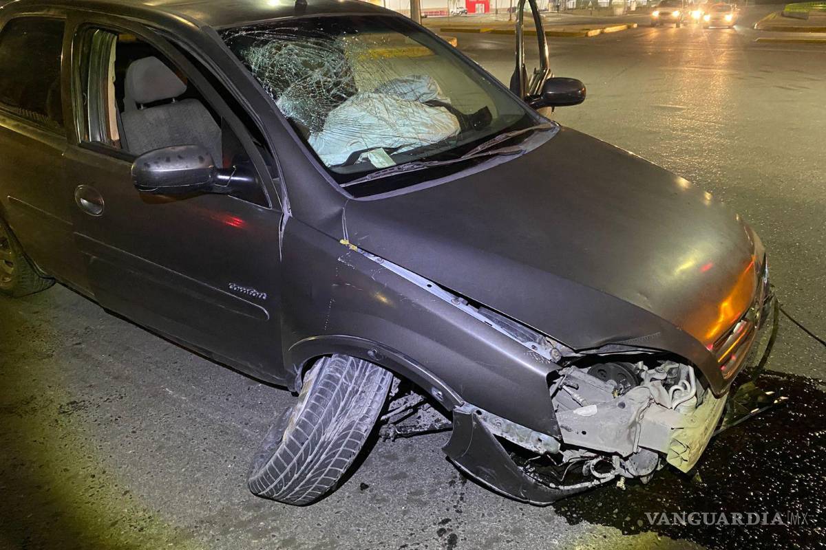 Destroza su automóvil por manejar en estado de ebriedad en Periférico LEA de Saltillo