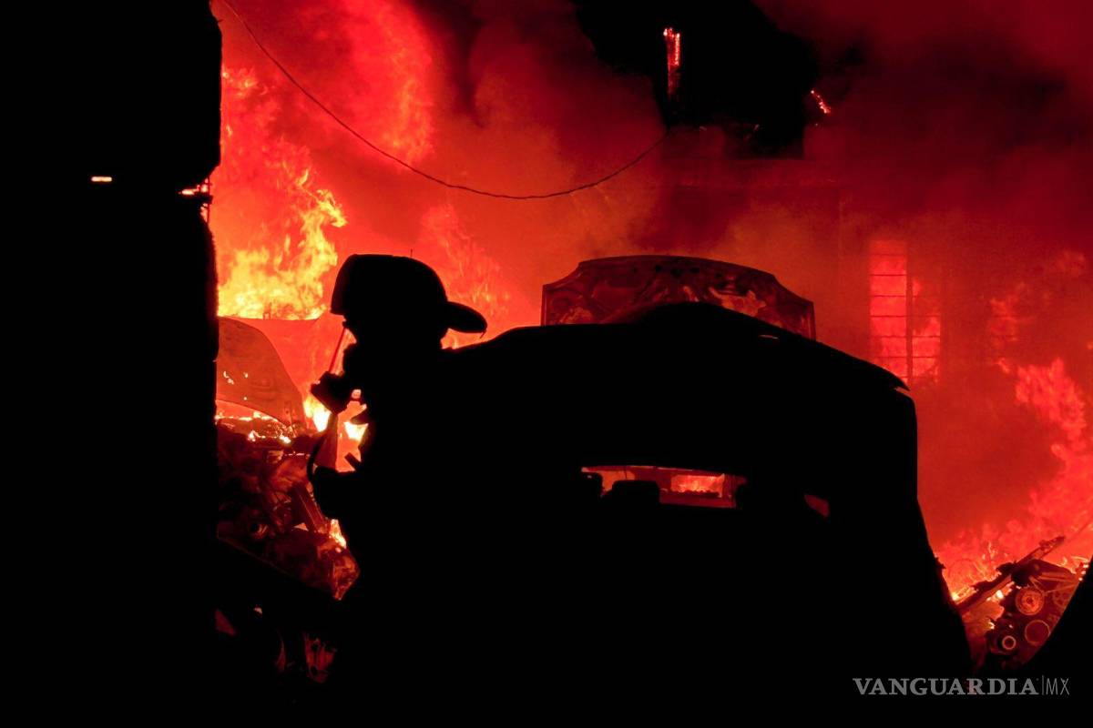 Incendio consume presunto negocio clandestino de autopartes en Saltillo