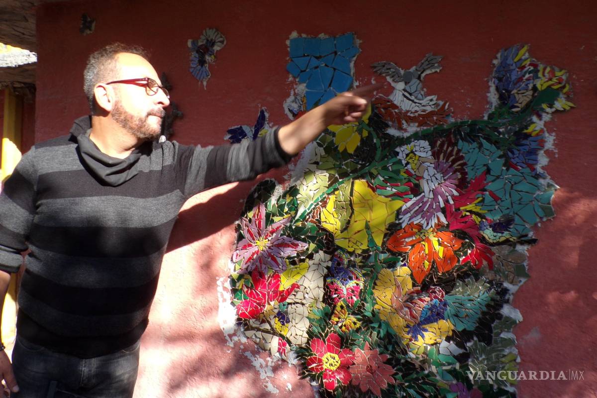 Arquitecto saltillense convierte su negocio en taller para enseñar arte a universitarios