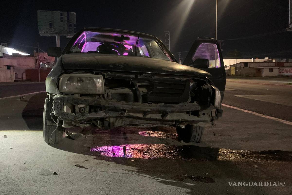 Conductor choca contra camellón al oriente de Saltillo y abandona su vehículo