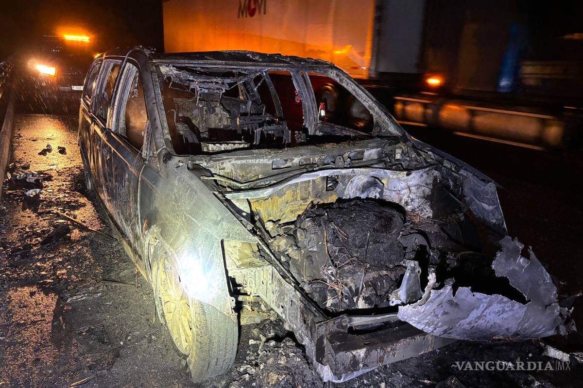 Fuego consume camioneta en el libramiento Norponiente; tripulantes huyen