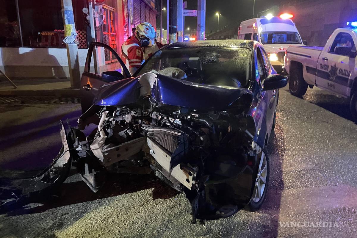 Ebrio conductor choca e intenta cambiar de lugar con su novia