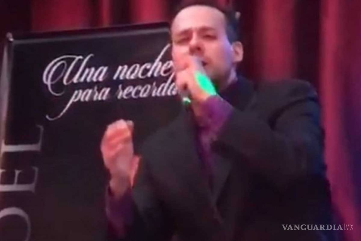 Hijo de José José rompe en llanto al interpretar "El triste" en Aguascalientes (video)