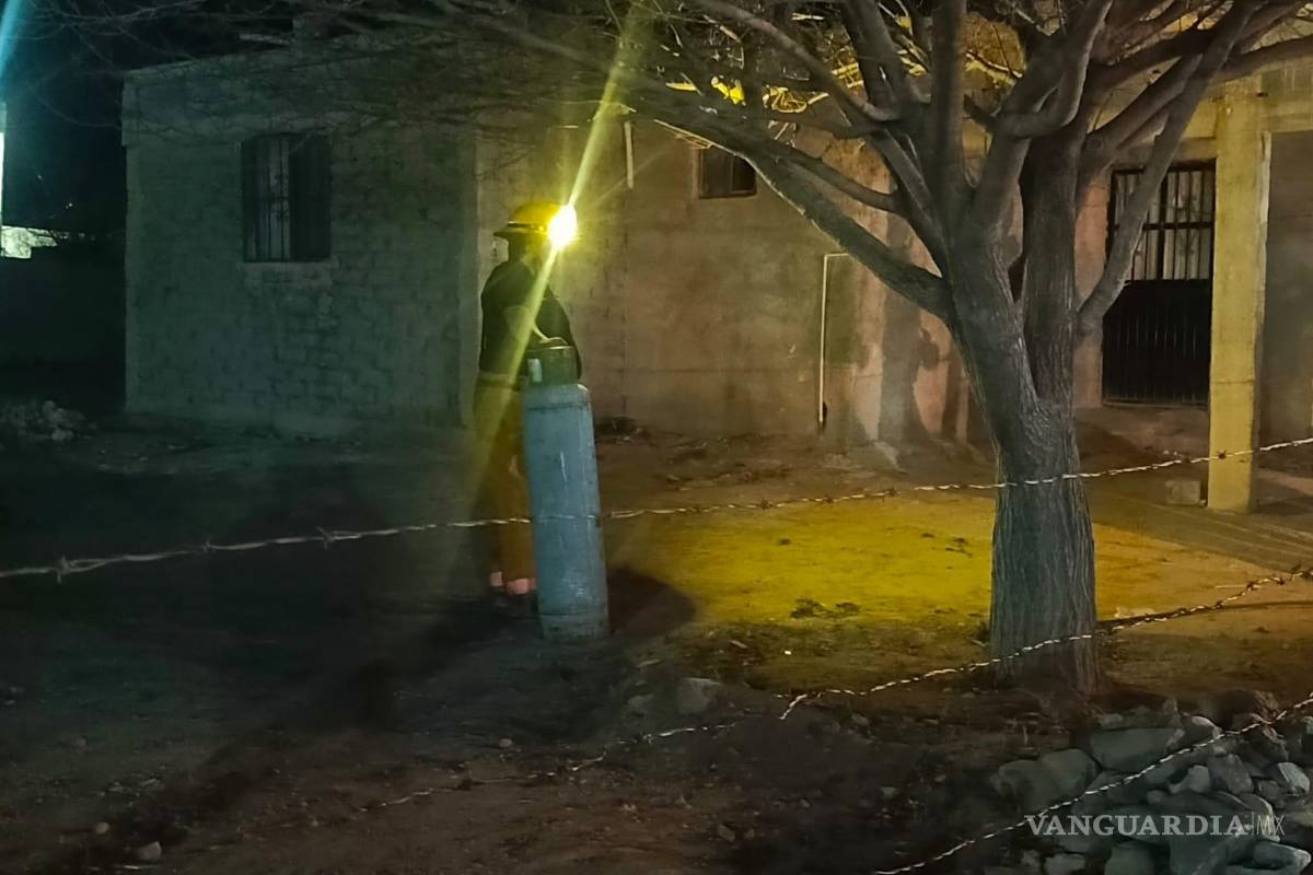 Fuga de gas pone en alerta a familia en Parras; bomberos evitan tragedia