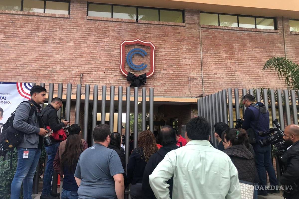 $!Con detector de metales... alumnos del Colegio Cervantes de Torreón regresan a clases después de la tragedia (fotos)