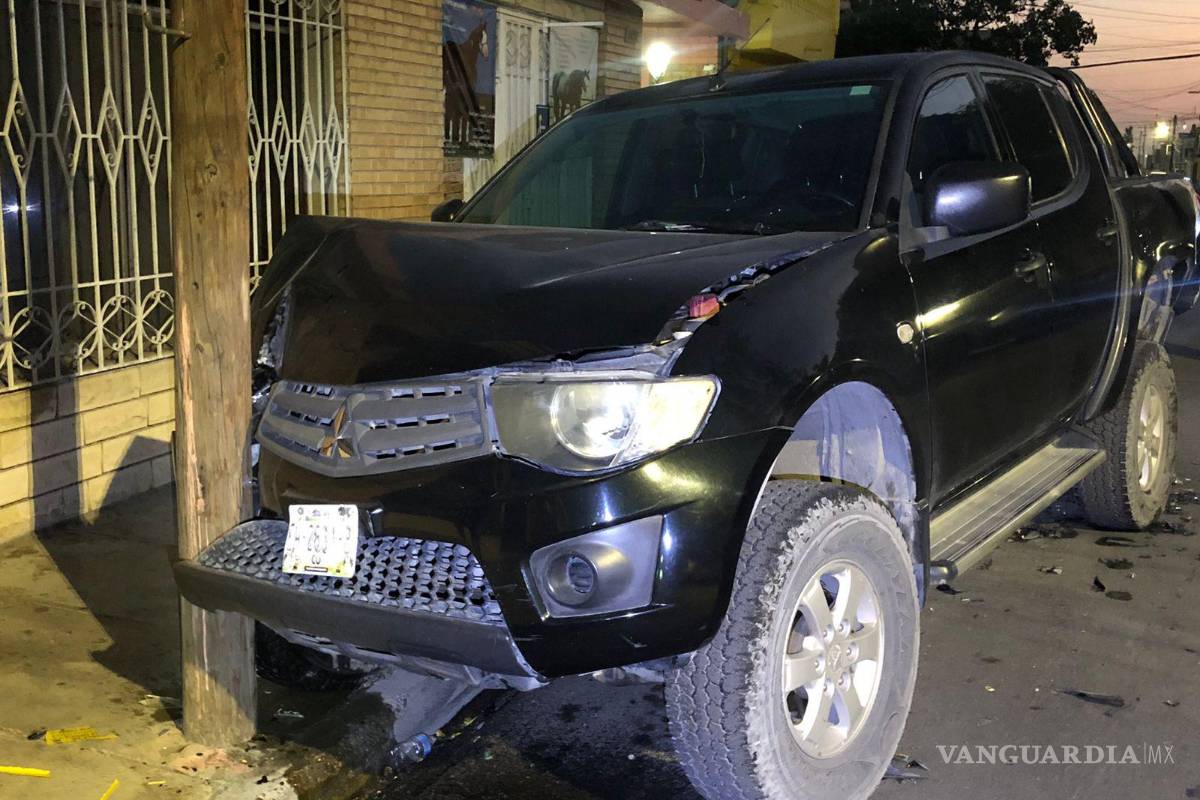 Saltillo: auto ‘fantasma’ choca contra camioneta estacionada y huye