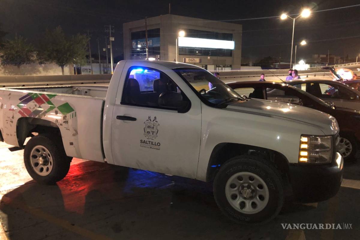Choca camioneta del Ayuntamiento de Saltillo al norte de la ciudad