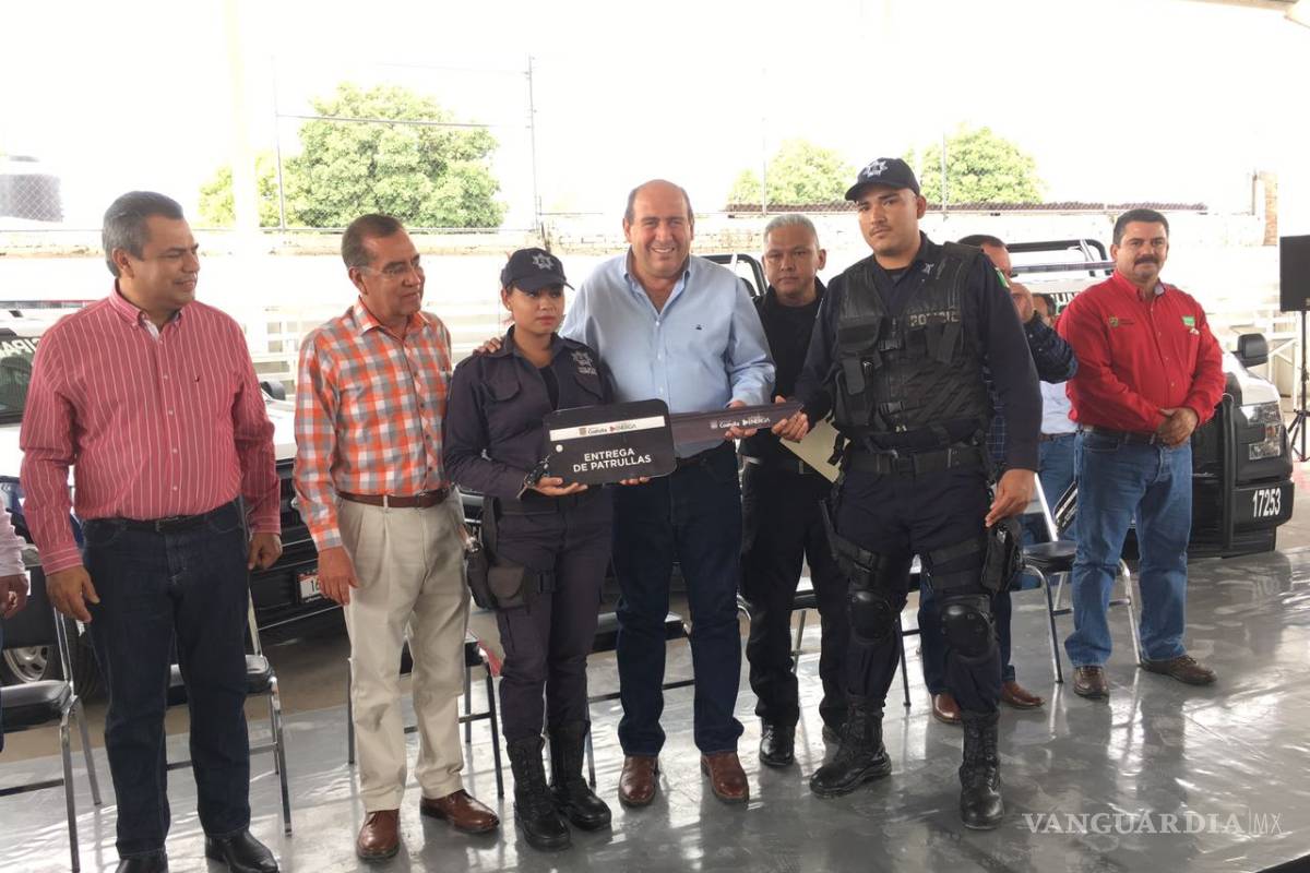 Entrega el gobernador patrullas y uniformes a la policía de Matamoros