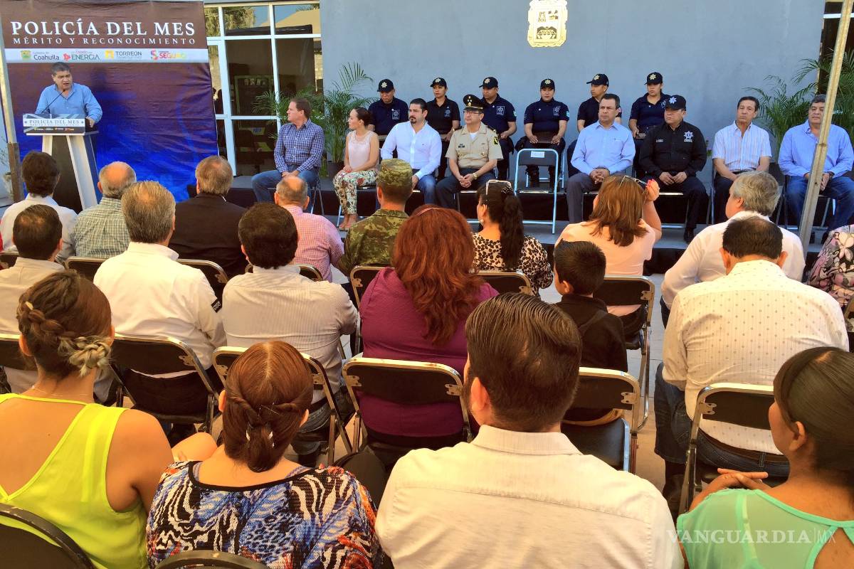 $!Alcalde de Torreón entrega reconocimientos al “policía del mes”