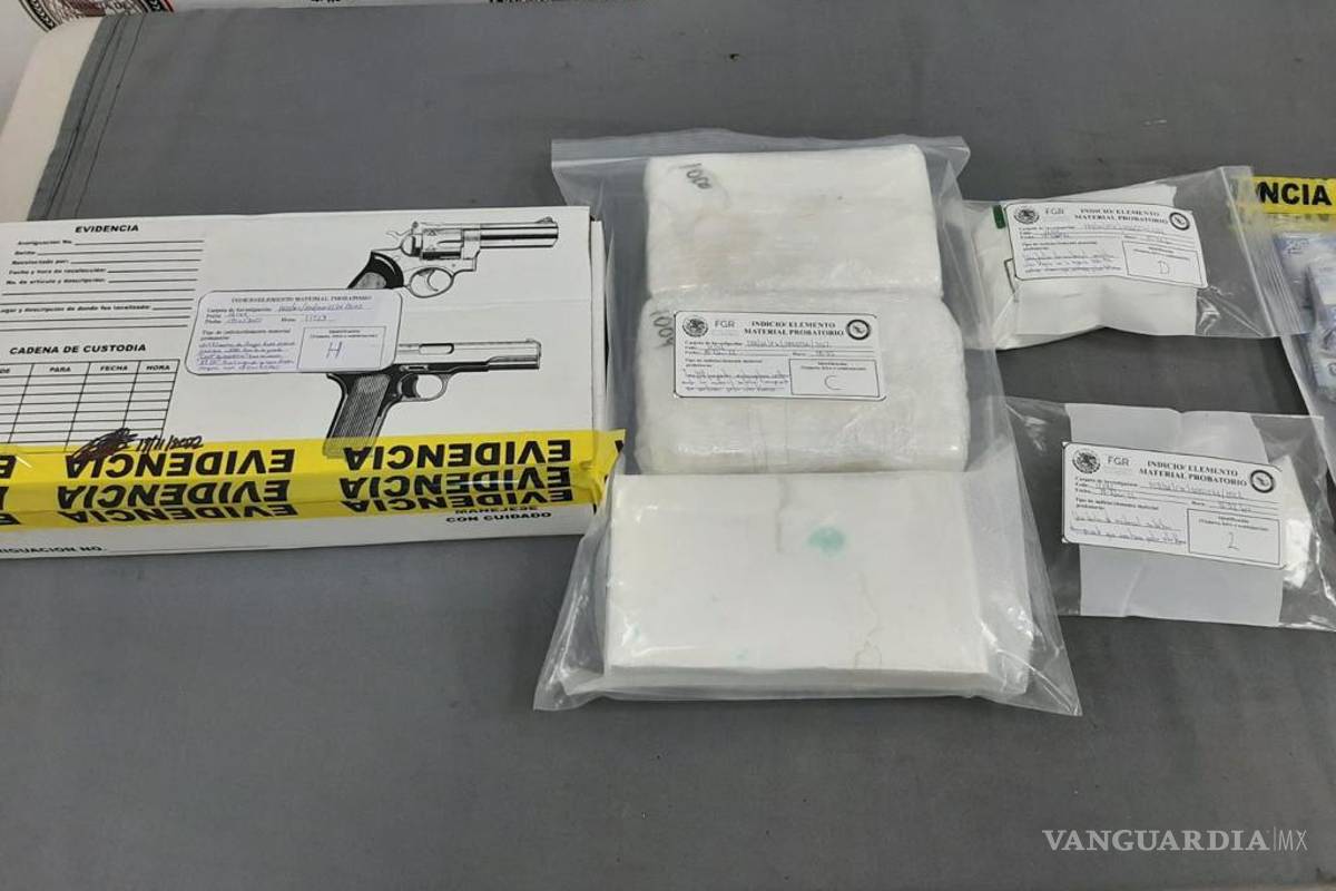 Decomisa FGR en cateo en Nuevo León droga, dinero en efectivo y un arma