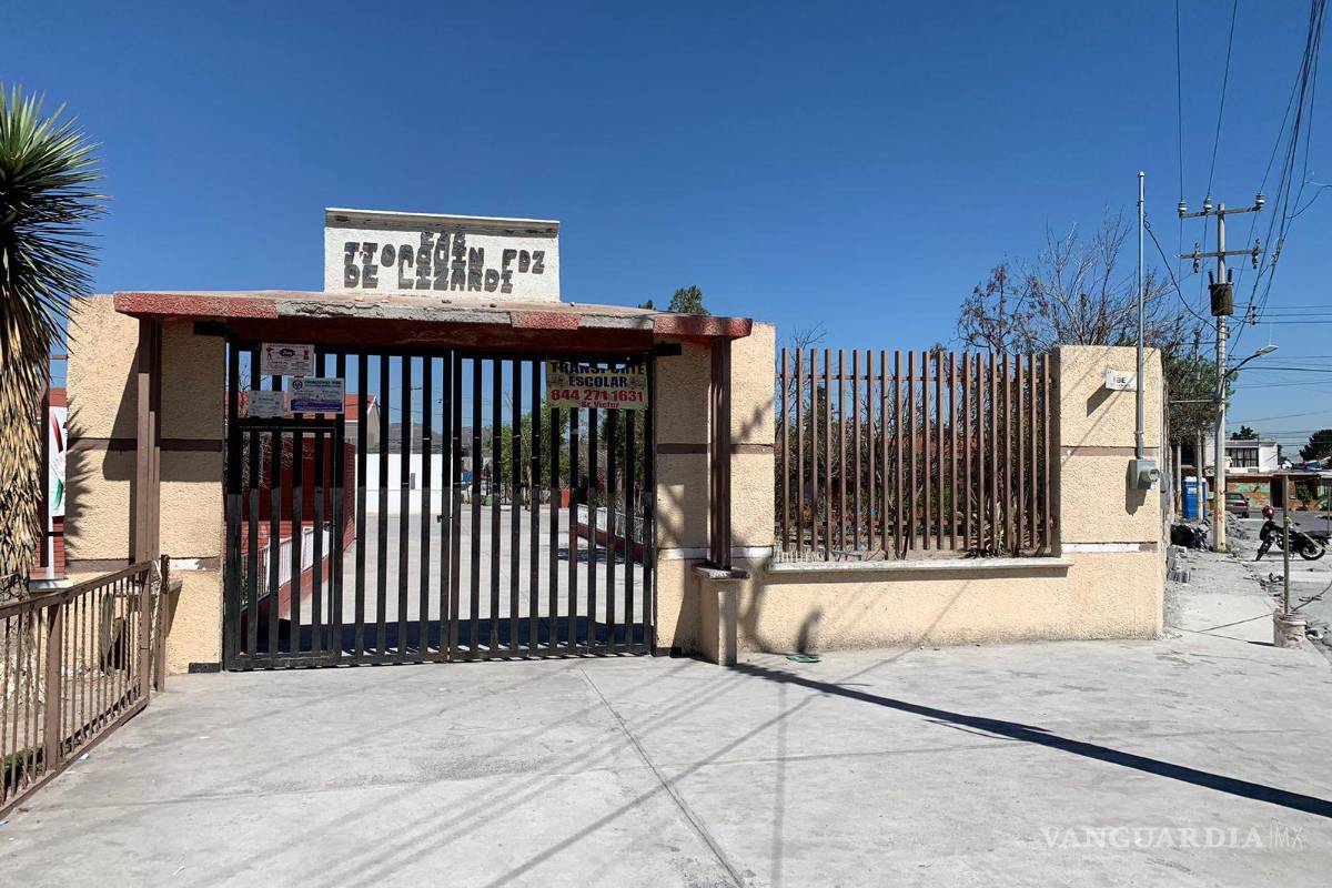 Con amenazas, padres de familia logran que la Sedu contrate intendente en escuela de Saltillo