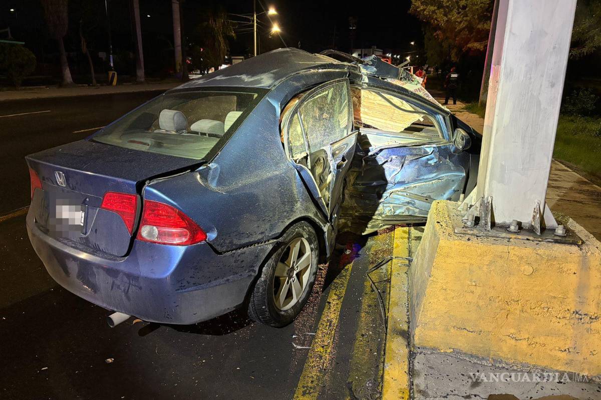 Derrapa joven ebrio y choca contra base de concreto en Saltillo; es detenido