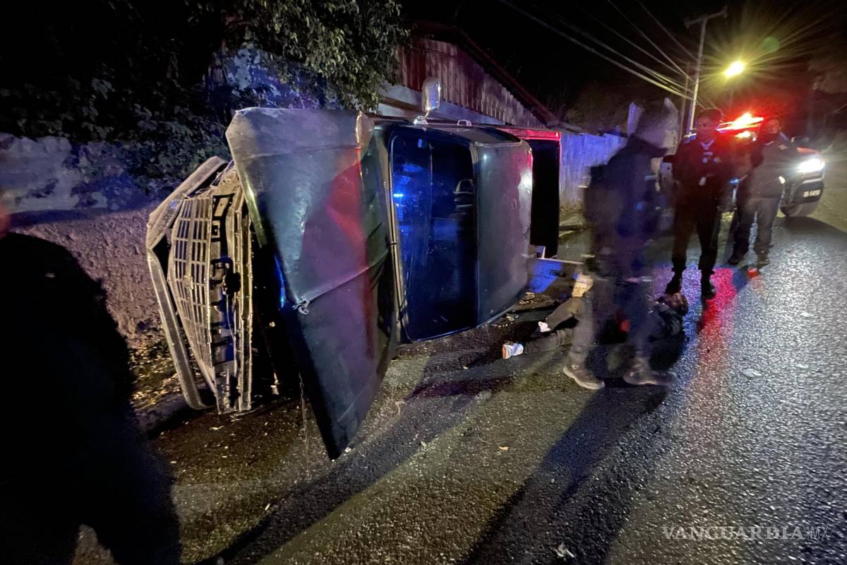 Saltillo: conductor se sube a la banqueta, choca, vuelca y se duerme en la calle; paramédicos descartan heridas de gravedad