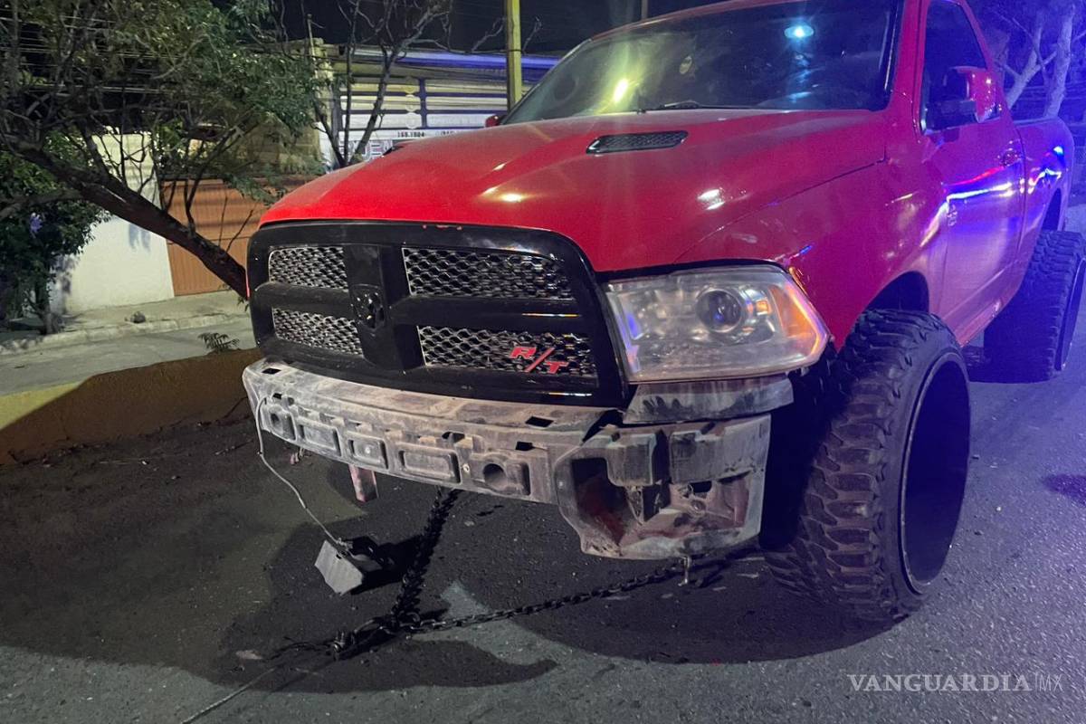 $!La barrera de contención detuvo finalmente al conductor prófugo, quien no pudo continuar con su huida.
