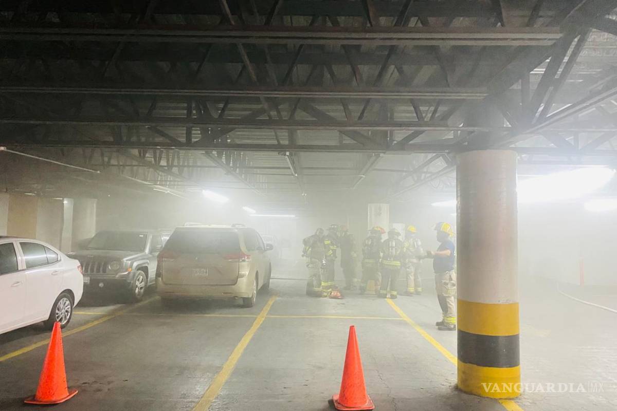 Incendio en Clínica de la sección 50 deja 360 personas evacuadas en Nuevo León