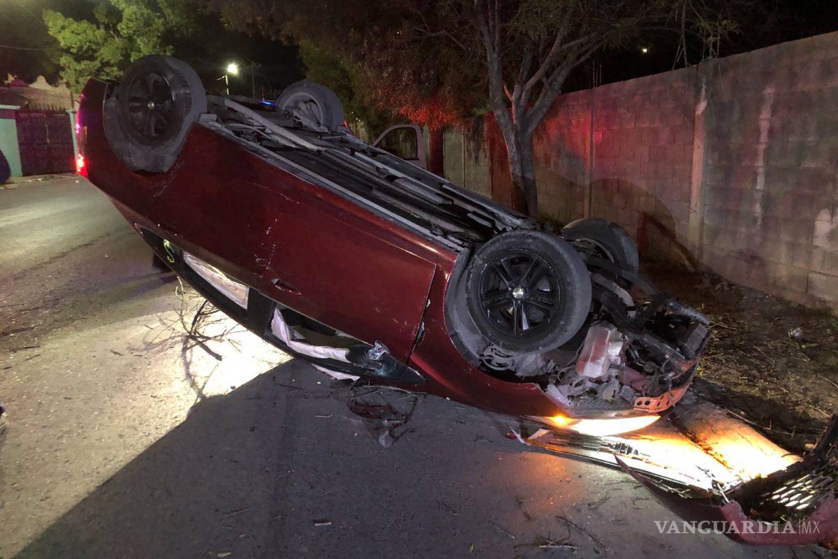 Choque arruina venta de un auto; termina destrozado tras volcadura, al sur de Saltillo