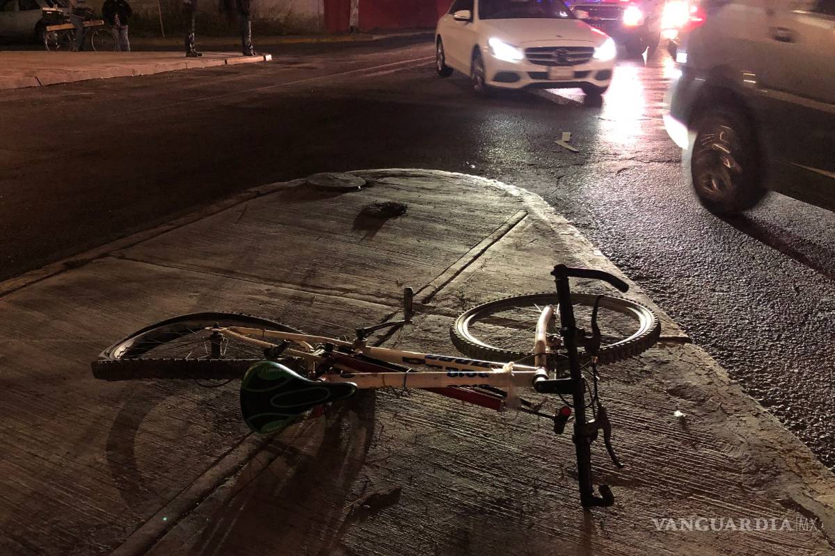 Conductor arrolla a ciclista en Saltillo; lo deja con lesiones de gravedad
