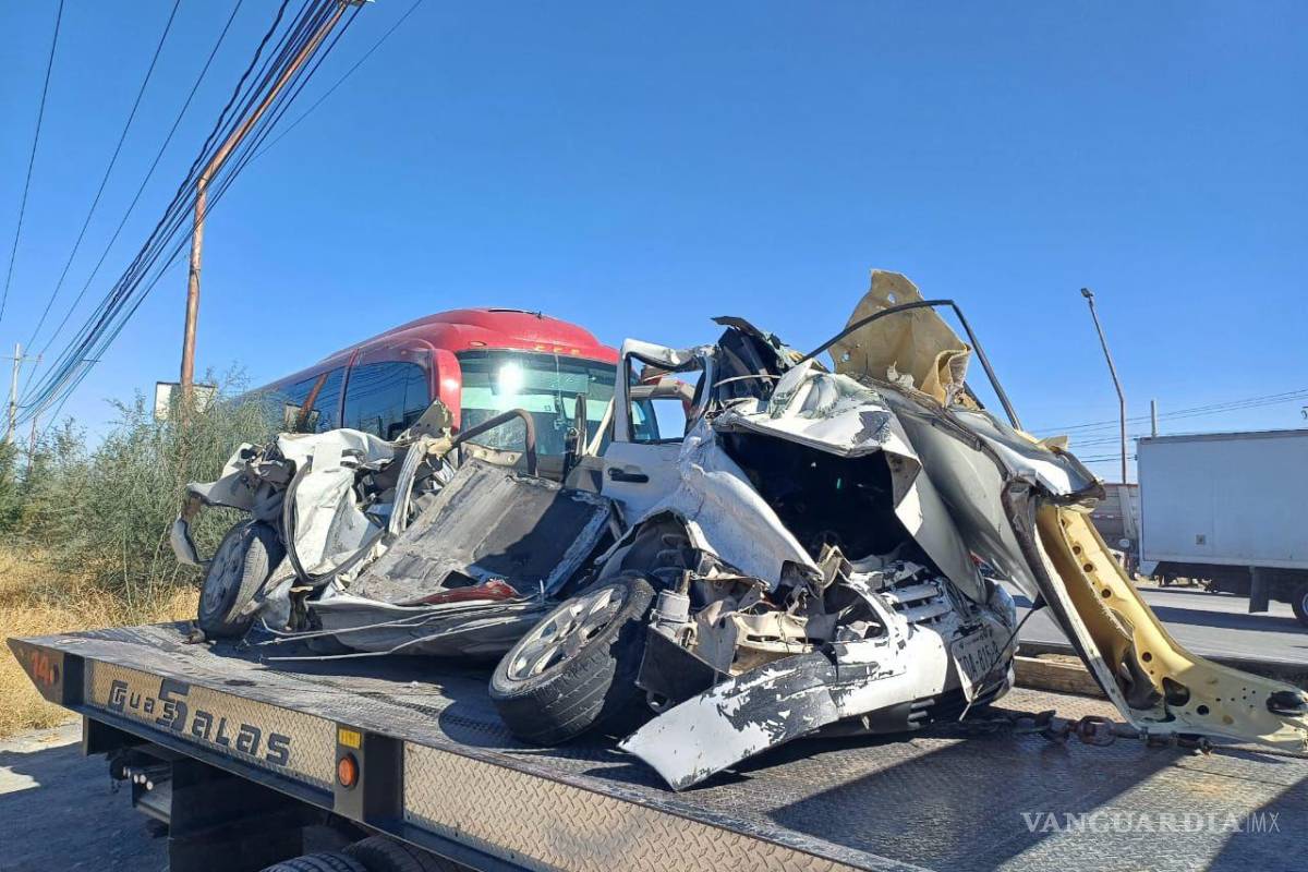 $!El vehículo Pointer quedó completamente destrozado bajo la unidad de transporte.