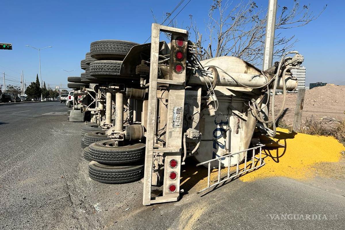 Tráiler vuelca por exceso de carga y derrama 20 toneladas de alimento para gallo en Saltillo