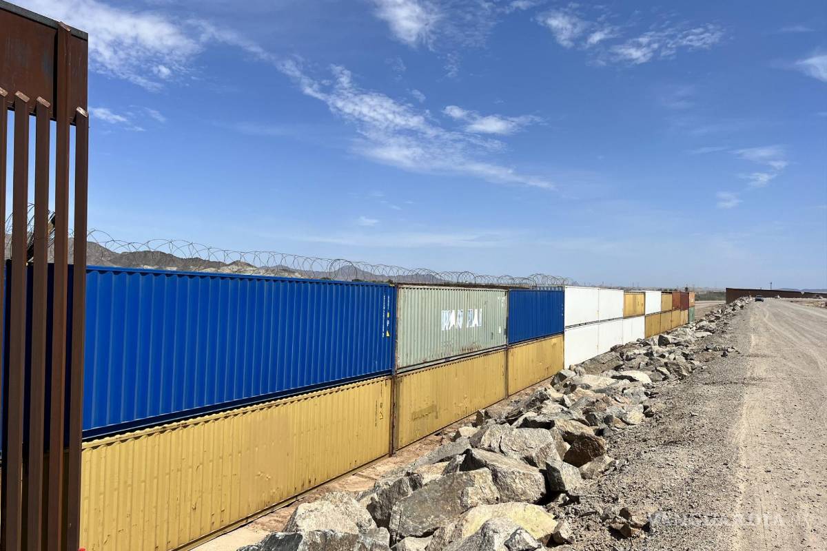 Arizona sigue ‘blindando’ su frontera con México con cientos de contenedores, pese a ser ilegal