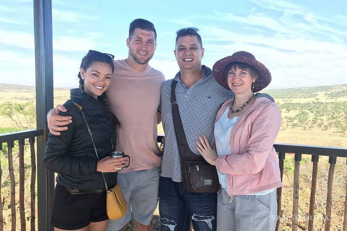 $!Tim Tebow le propone matrimonio a su novia, la exMiss Universo, Demi-Leigh Nel-Peters