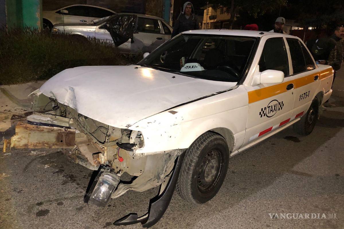 La última del año: taxi no hace alto y provoca aparatoso accidente contra combi en Saltillo