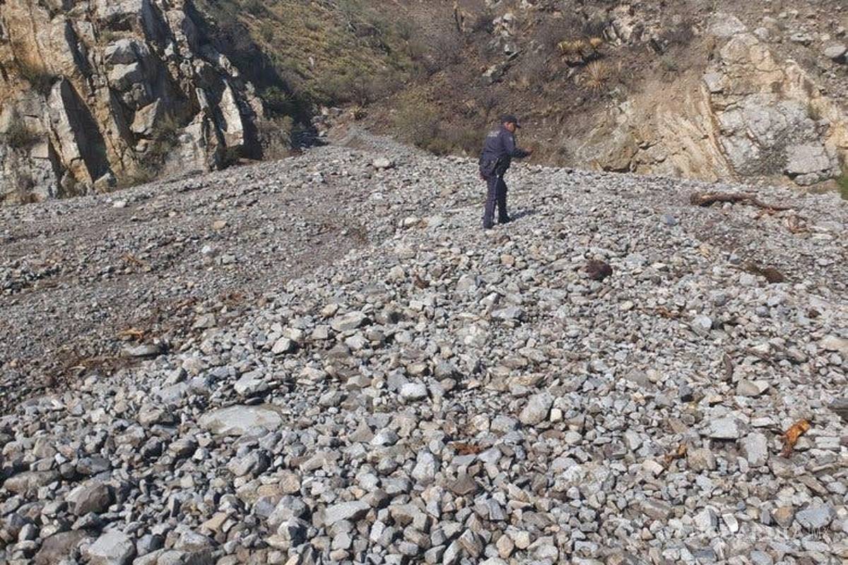 El increíble momento en que deslave bloquea la carretera 57 a la altura de Los Chorros (video)
