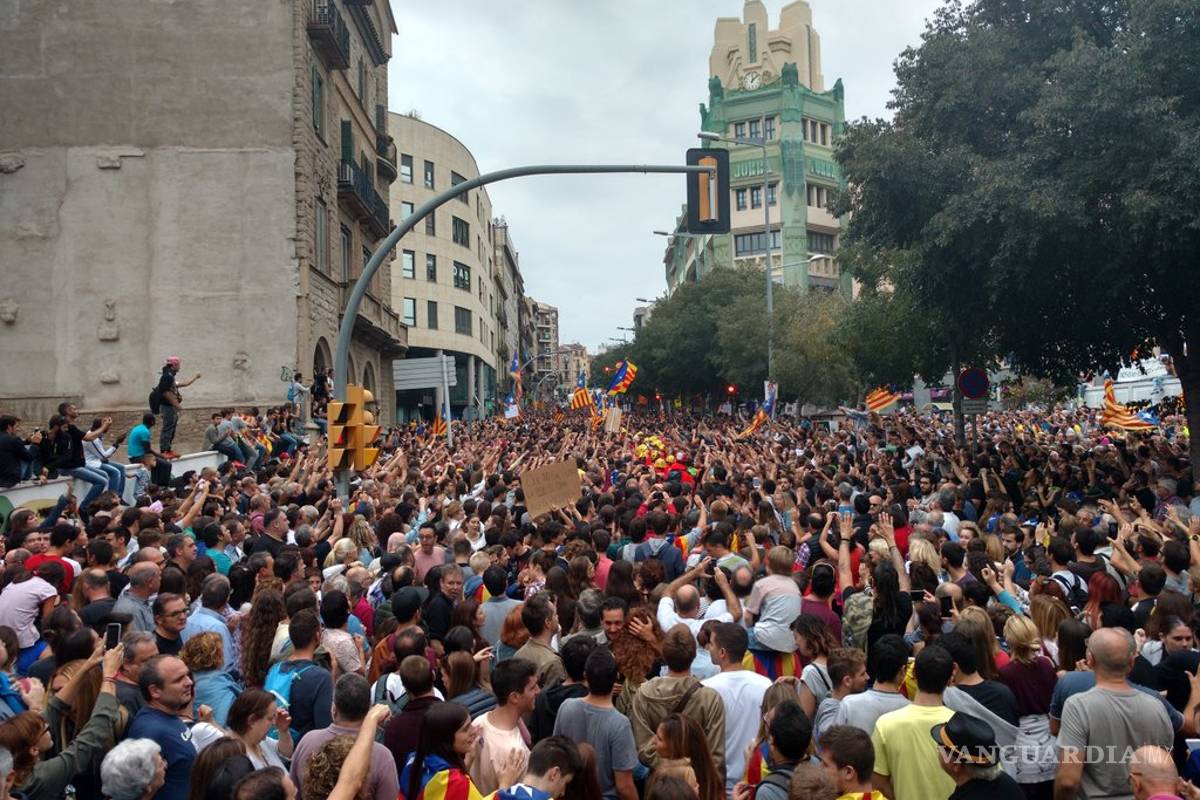 Se paraliza Cataluña en repulsa a la represión