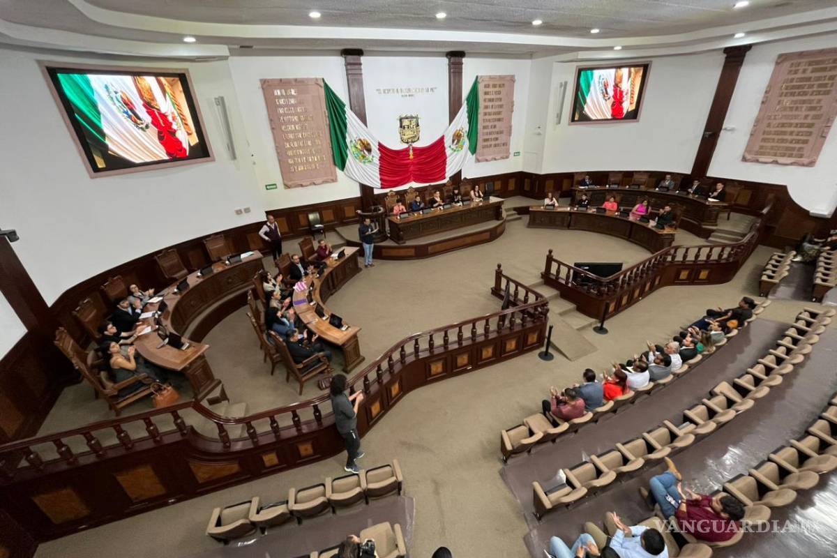 $!Participantes del 4° Parlamento LGBTIQ+ de Coahuila presentan propuestas ciudadanas en la Sala de Sesiones del Congreso del Estado.