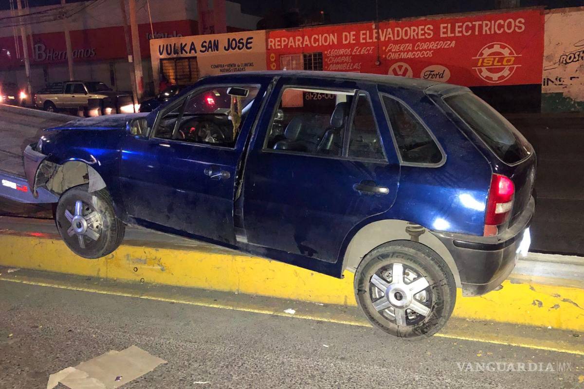 Conductor en presunto estado de ebriedad pierde control del volante y termina sobre el camellón, al sur de Saltillo