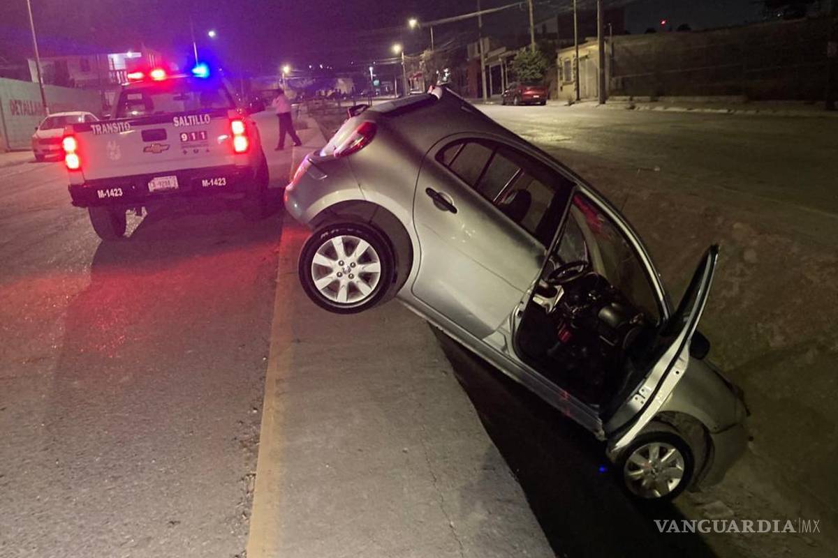 Saltillo: conductor termina en canal pluvial tras noche de fiesta