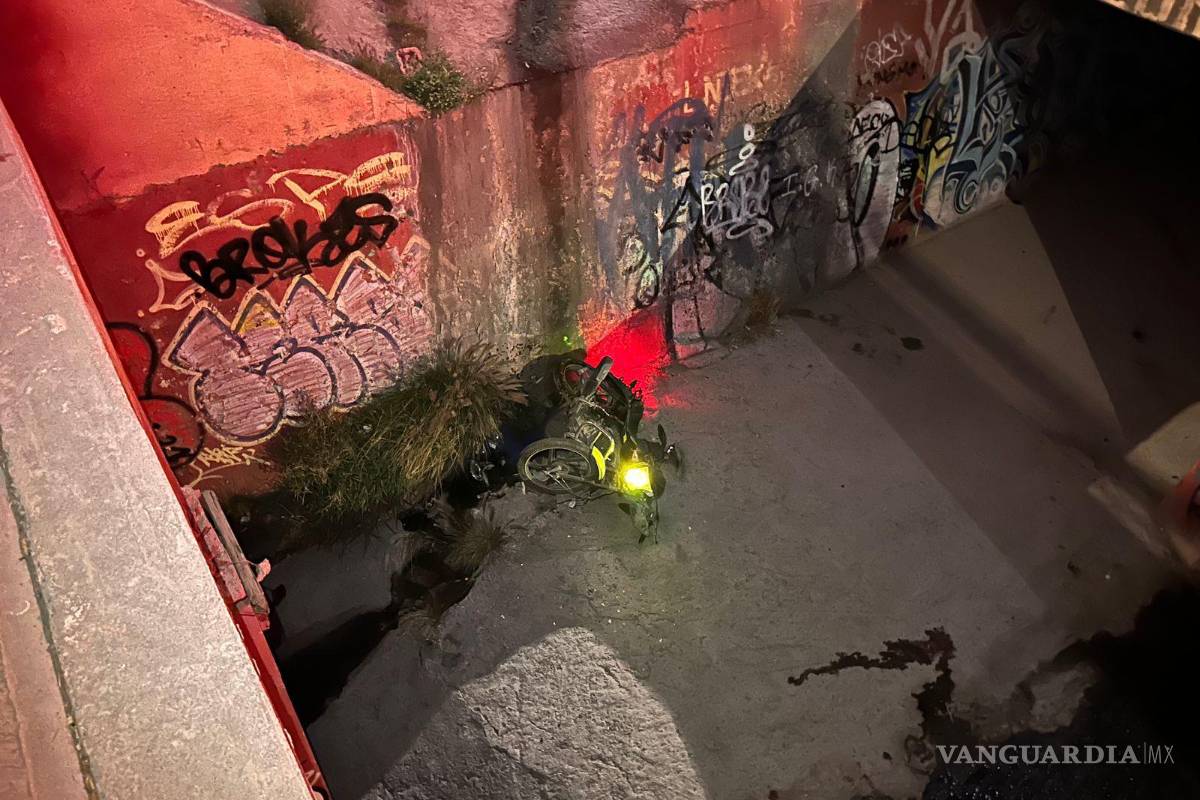 $!Hasta que vecinos de la colonia Ignacio Zaragoza reportaron una luz que salía desde el drenaje pluvial fue que las autoridades encontraron el cuerpo.