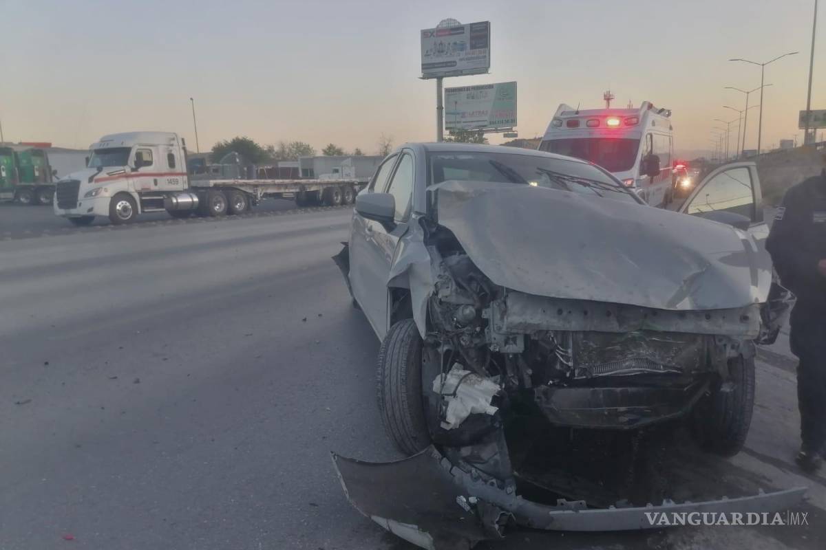 Acelerada conductora vuelca en la Monterrey-Saltillo; la trasladan al hospital