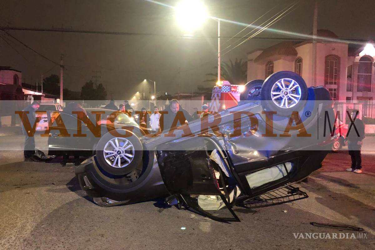 No respeta el alto, choca contra camioneta y vuelca en colonia de Saltillo