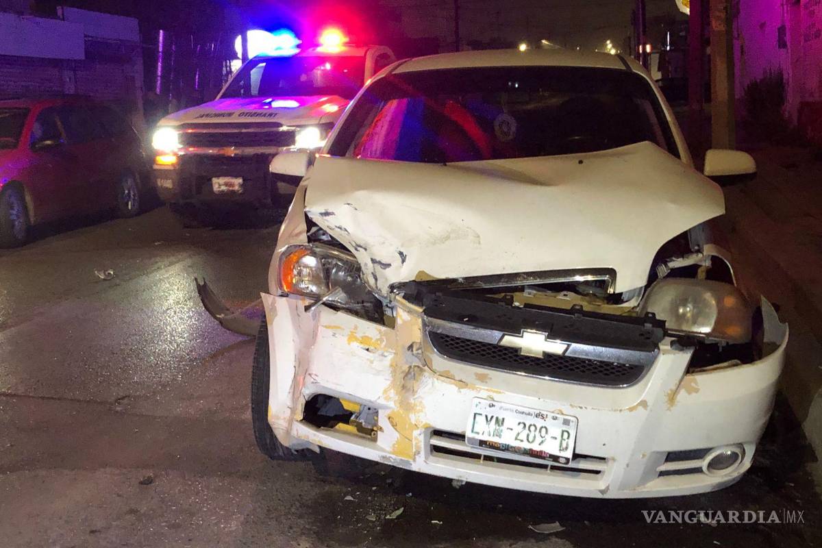 ¡No fue su día! Joven choca en el Centro de Saltillo; asegura que antes le habían robado su cartera