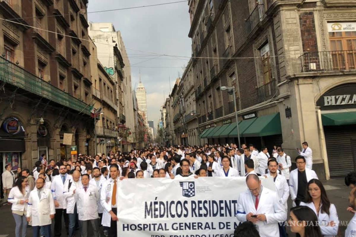 Médicos residentes paran labores en 68 hospitales de México, exigen su pago