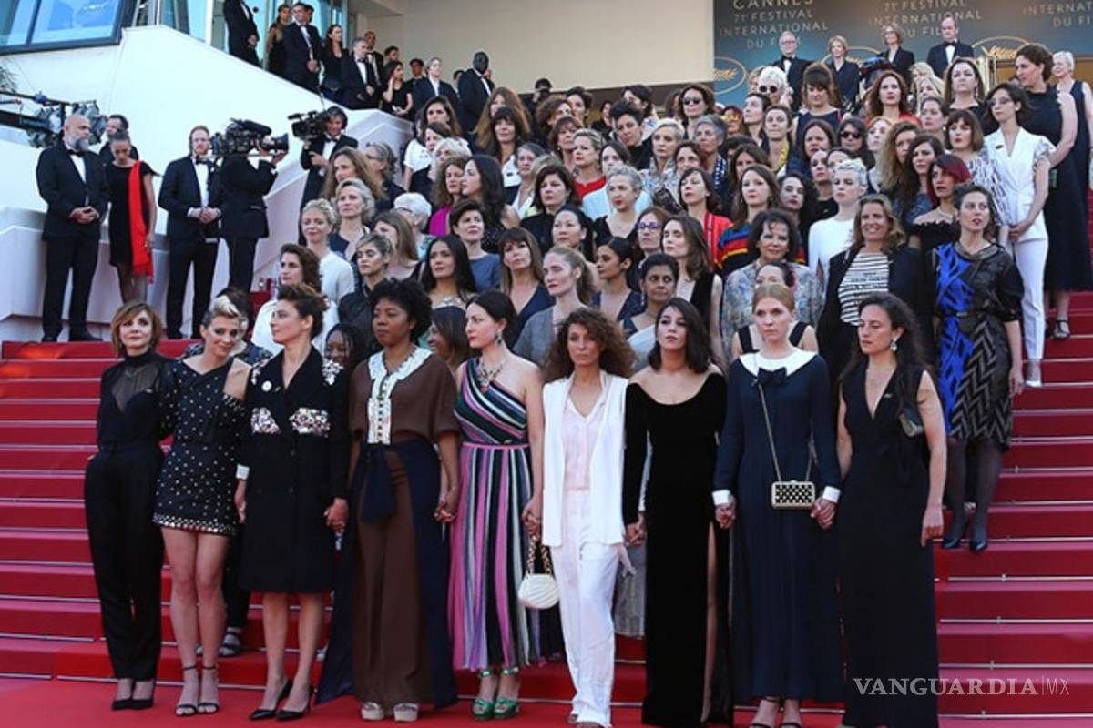 Salma Hayek se une a protesta en Cannes