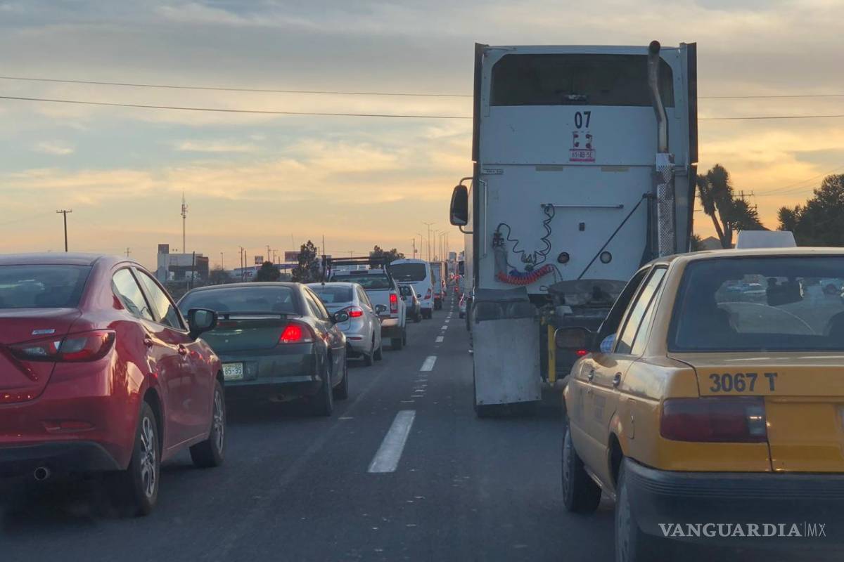 Reportan tráfico pesado en la Monterrey - Saltillo por accidente