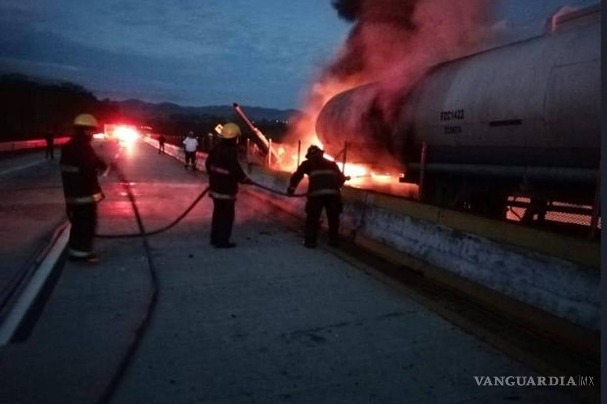 Pipa cargada de gasolina se incendia tras choque en autopista del Sol