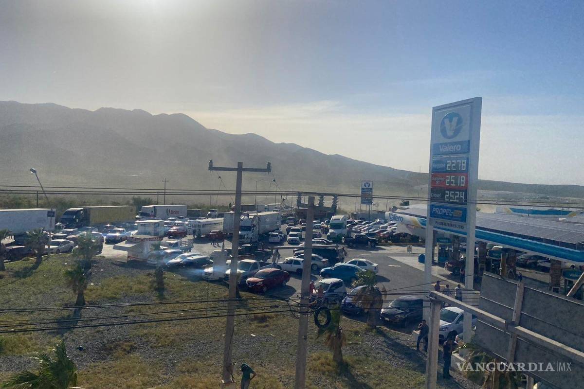 $!Trabajadores en la carretera 57.