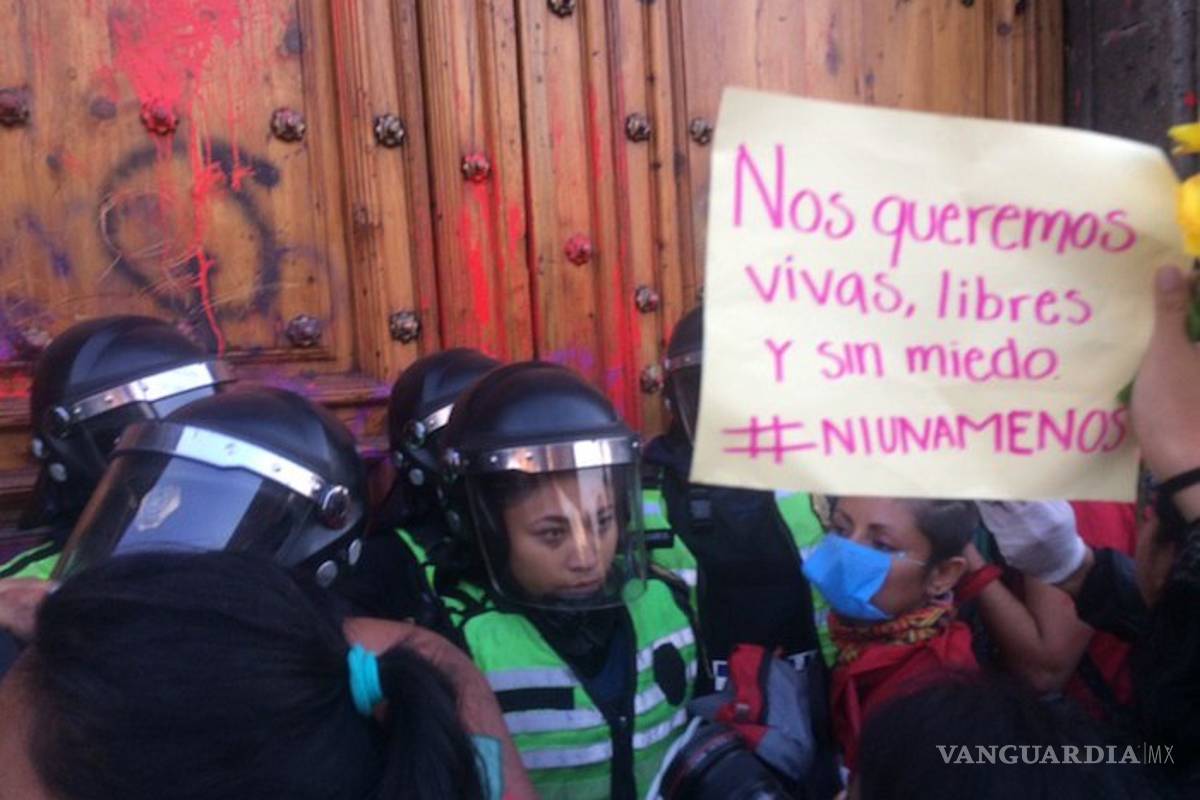 $!'Andrés Manuel el silencio es criminal', encapuchadas vandalizan Palacio Nacional por feminicidos