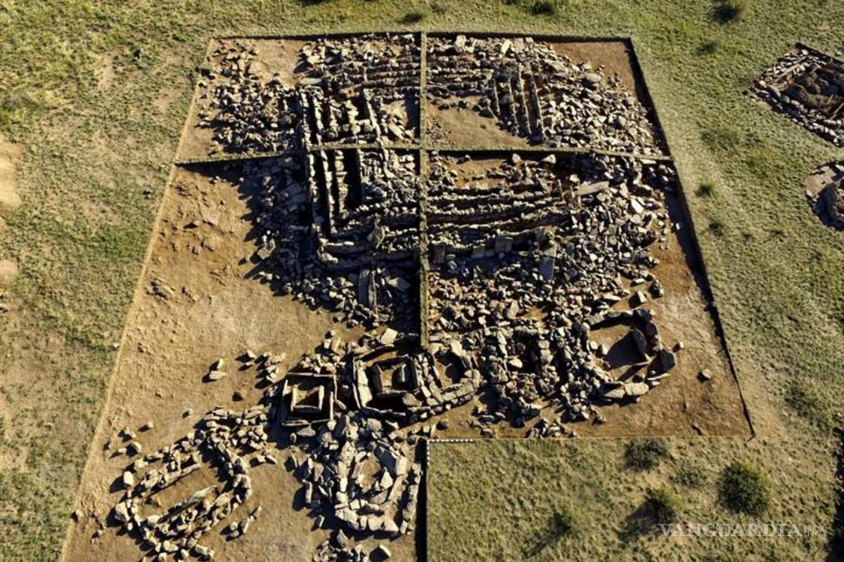 Arqueólogos kazajos hallan un mausoleo en forma de pirámide