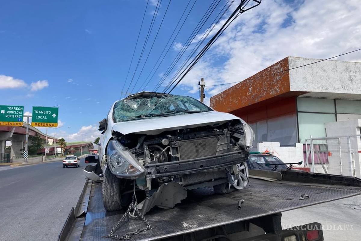 Choca y vuelca en puente del bulevar Fundadores, en Saltillo