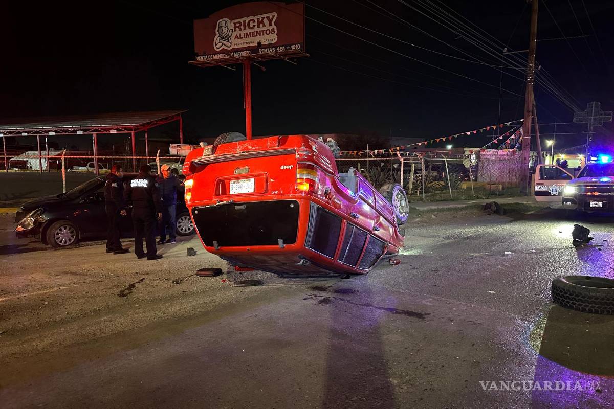 Borracho duerme al volante y vuelca al sur de Saltillo