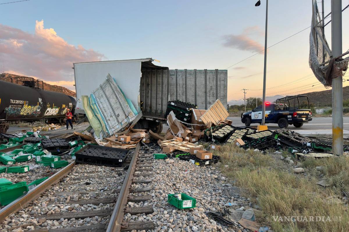 Trailero se atraviesa al tren y parte la unidad en dos, en Ramos Arizpe