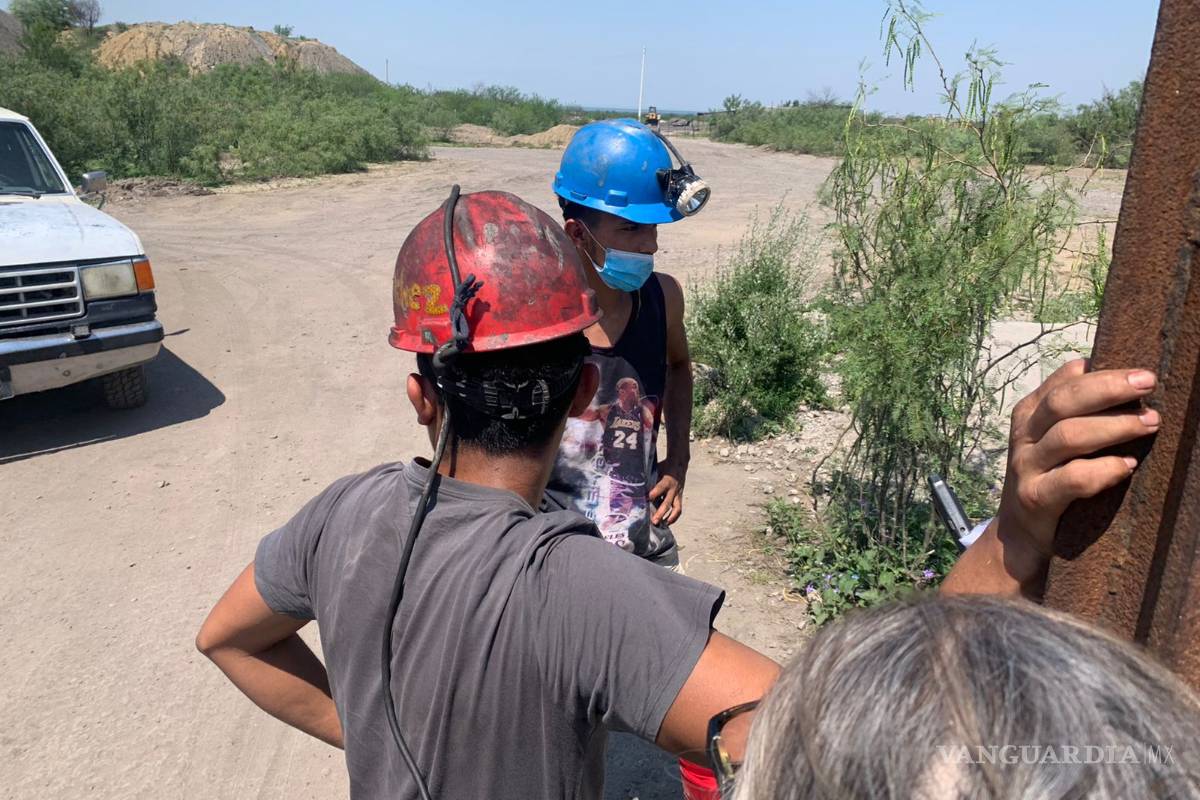 Entran dos binomios caninos a mina Micarán; aún no existe versión oficial de que mineros sigan con vida