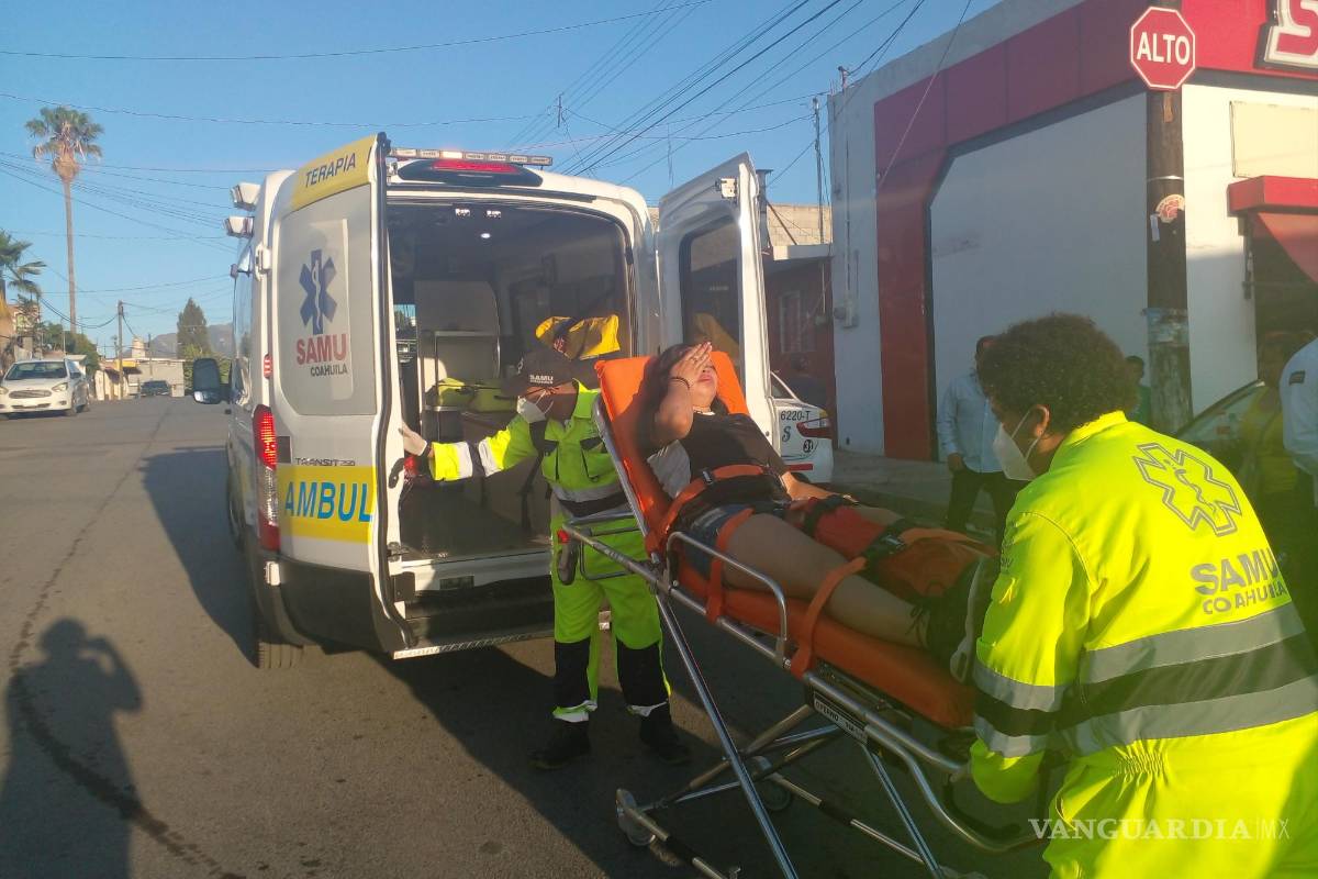 Saltillo: menores en moto se impactan contra taxi al no respetar alto
