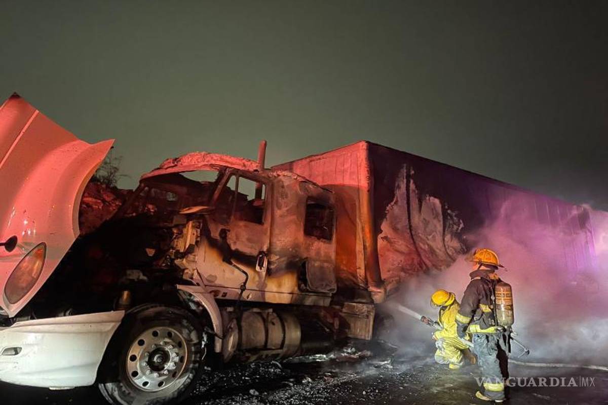 $!Tres grúas fueron desplegadas para levantar el tráiler incendiado y despejar la carretera.