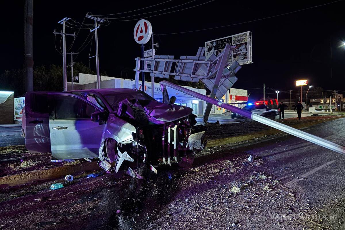 Aparatoso choque de presunto policía Estatal derriba luminaria y señalamiento, al sur de Saltillo